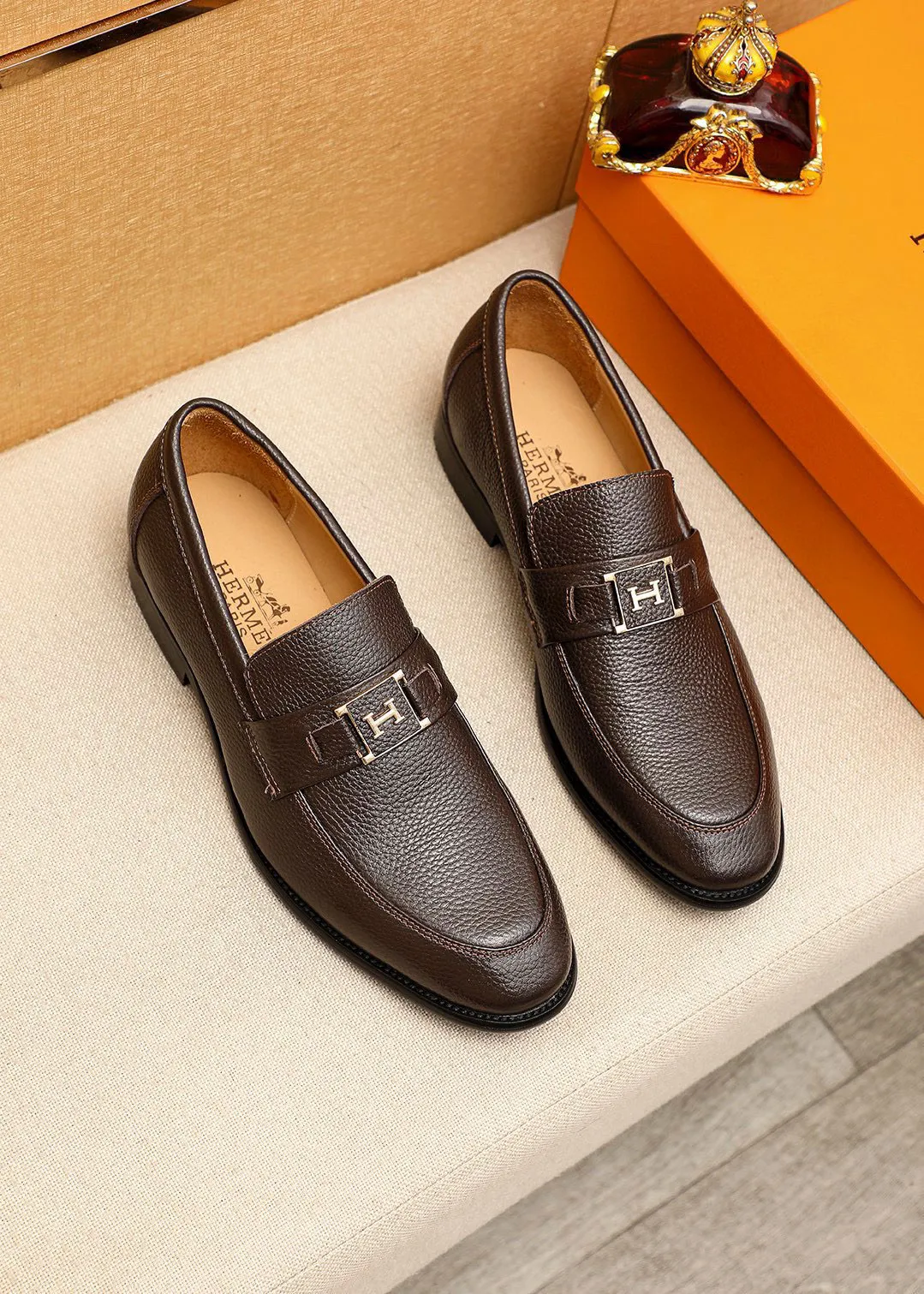 Men's shoes 💰442 💐 Product trademark: HERMES "Hermès" casual leather shoes Regular size: 38-44 (45🉑️customized) Product materials: Selected imported first-layer pebbled calfskin upper + luxury hardware buckle, imported water-dyed 🐂 cowhide lining. Strong three-dimensional visual effect, combined outsole Color: 2⃣️colors available
